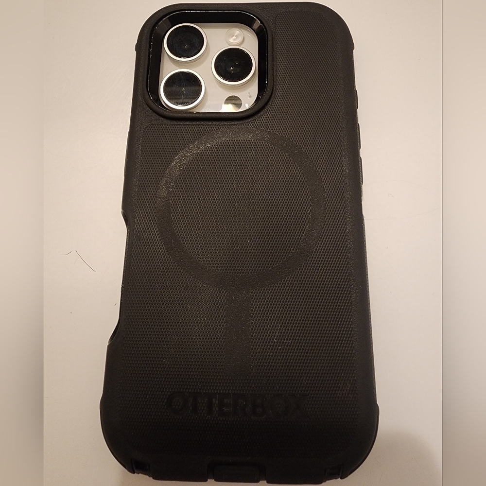 OtterBox iPhone 16 Pro Defender Series  Case MagSafe - Black